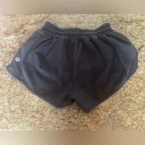 Lululemon Hotty hot low-rise lined short 2.5”